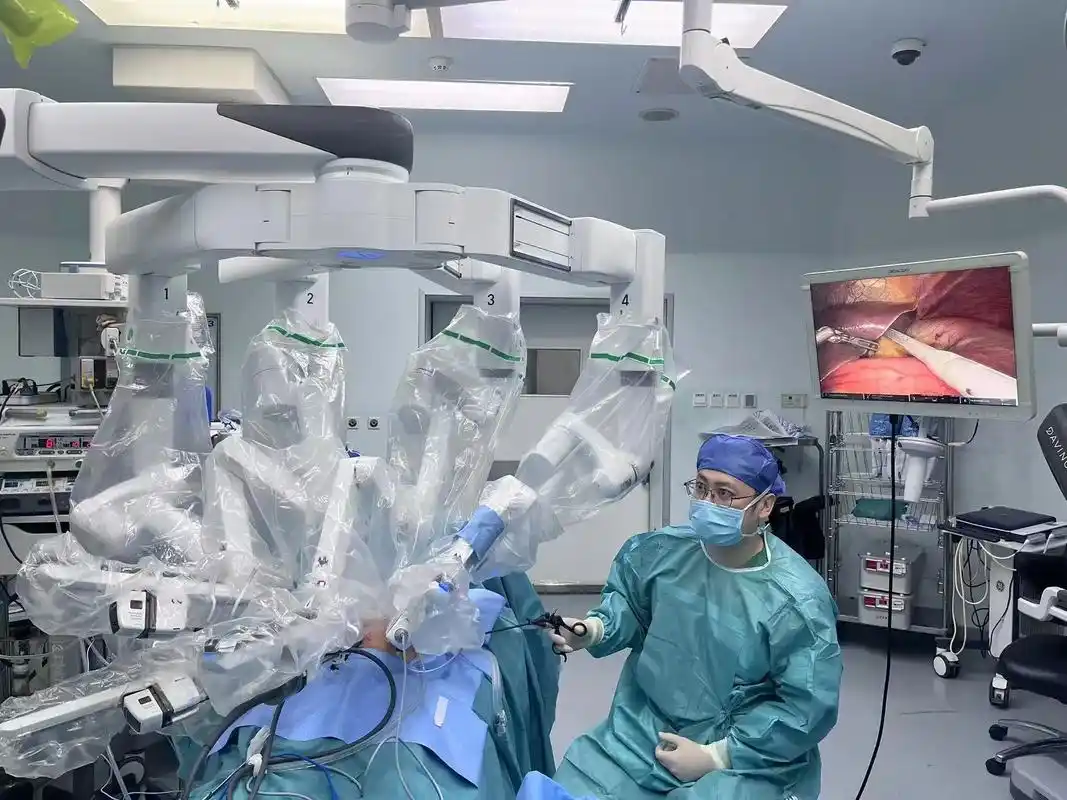 达芬奇手术机器人：开启精准微创手术新时代